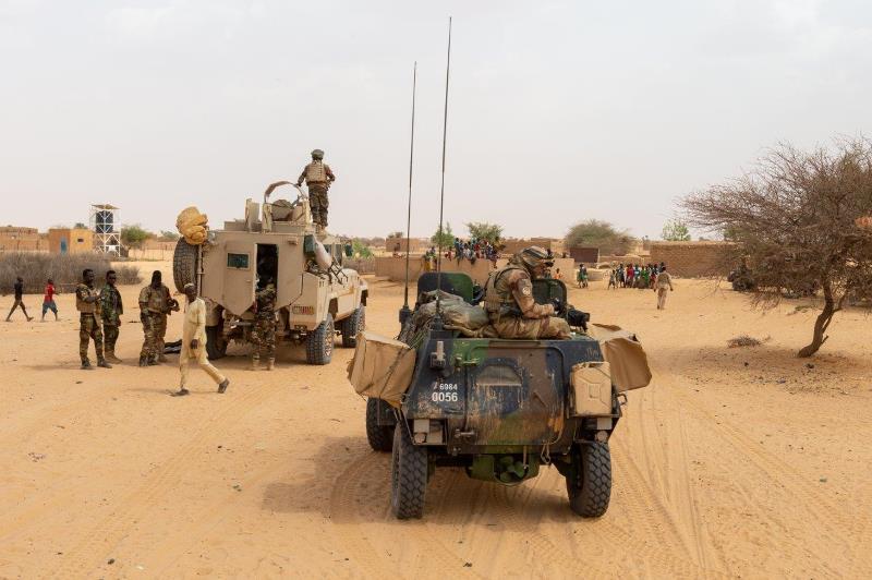 Soldats nigeriens et francais patrouille