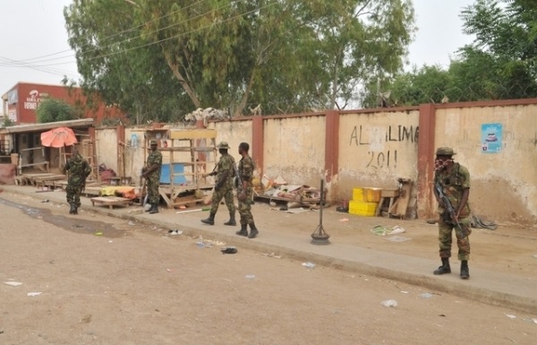 Soldats nigeriens surveillent Boko haram