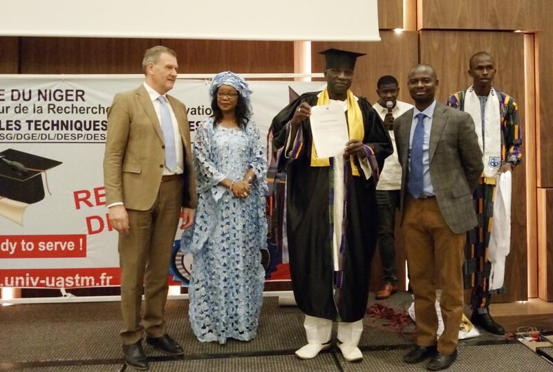 remise diplome UASTM doyen Etudiant