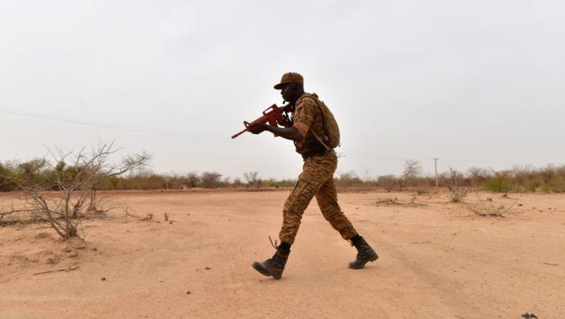 Un soldat burkinabe aux abords de Ouagadougou