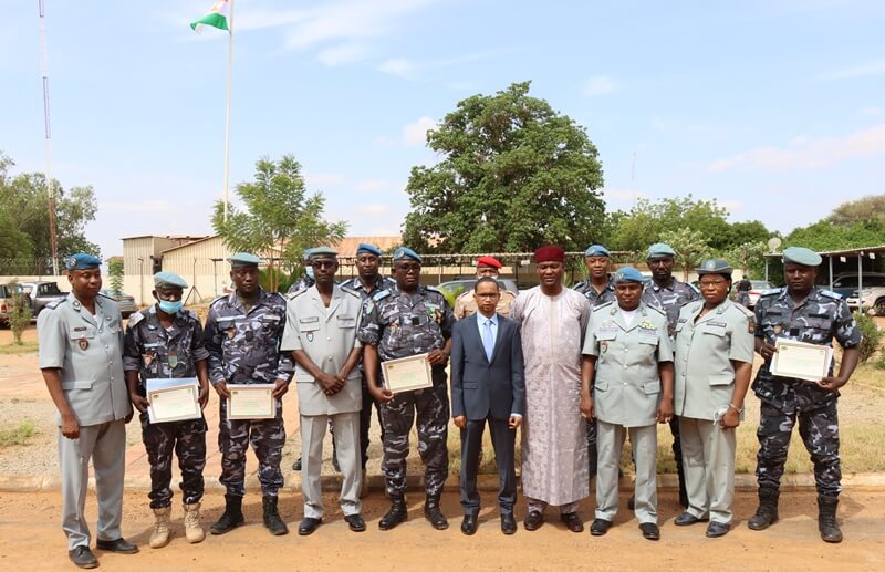 ceremonie de distinction agents douane bureau Ayerou