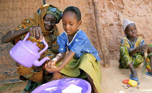 femmes lave mains enfants