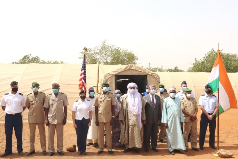 photo famille remise materiel USA Niger