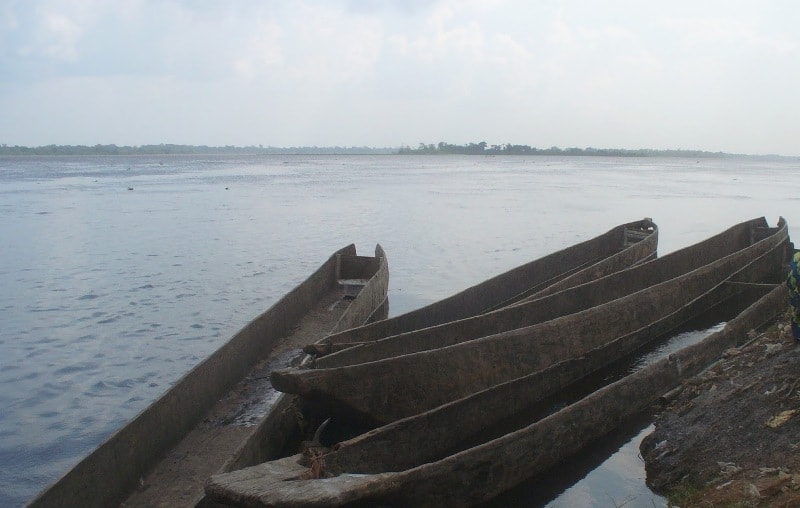 pirogue sur la rive-min