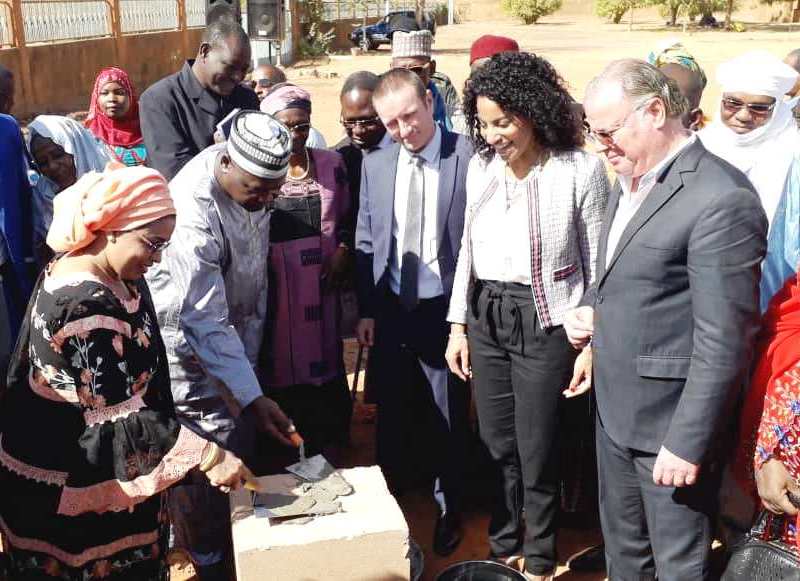 Dr Illiassou et Lala Malika ceremonie pose pierre