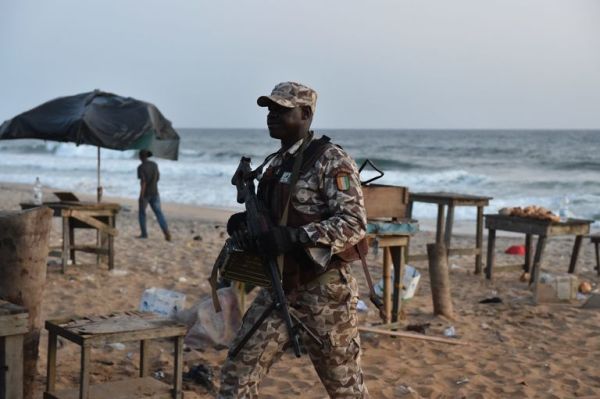 un soldat ivoirien sur la plage de Grand Bassam