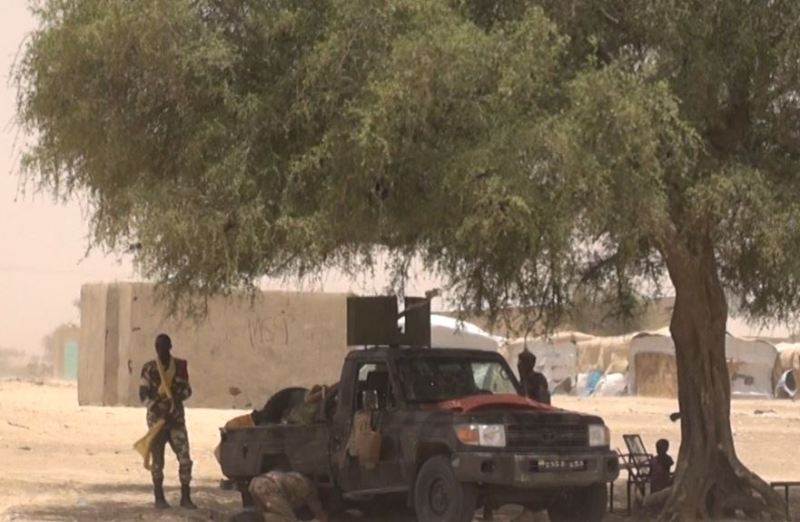 vehicule armee nigerienne devant ecole Bosso