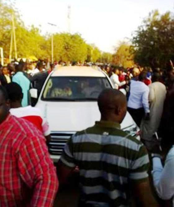 vehicule ministre Yaouza encercle