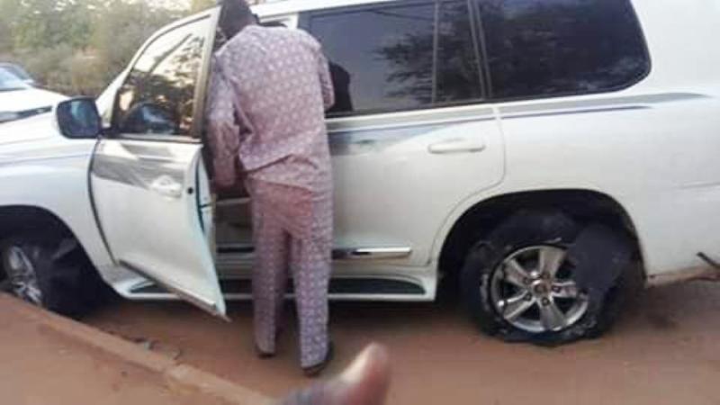 vehicule ministre Yaouza encercle Bis3