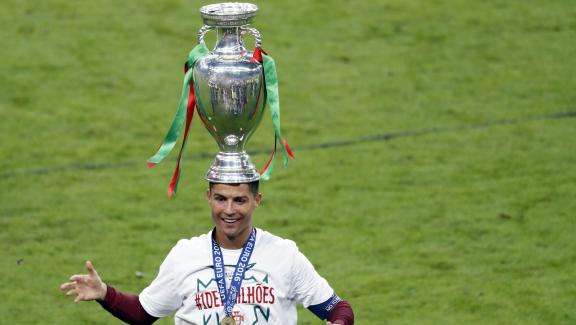 Cristiano Ronaldo jouant avec la Coupe dEurope