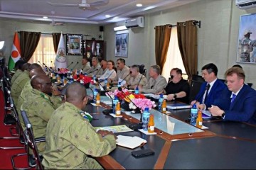 Renforcement des liens stratégiques : une délégation russe de haut niveau reçue à Niamey pour une coopération militaire et économique élargie