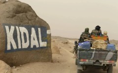 Mali : l’armée fait monter la pression sur Kidal avec des manœuvres militaires d’envergure appuyées par des frappes aériennes dans la zone