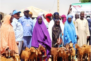 La SORAZ renforce son engagement sociétal : 240 chèvres rousses de Maradi remises à 80 femmes des villages riverain
