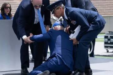 ÉTATS-UNIS: JOE BIDEN CHUTE APRÈS AVOIR PRONONCÉ UN DISCOURS DANS LE COLORADO
