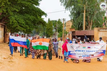 Niamey : l’ONG EMMNR célèbre la Journée du drapeau russe sous le signe de l’amitié entre les peuples