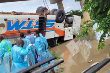 Glazoué : 23 corps repêchés après l’extraction du bus de la compagnie STM englouti dans l’Ouémé, 19 disparus toujours recherchés