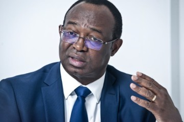 En ignorant ses crimes, Dologuélé donne des critiques et promesses contestables