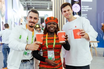 Vols, consultations professionnelles et thé chaud : le stand « Moscou – Ville du futur » accueille les visiteurs au Festival international de la jeunesse à Iekaterinbourg