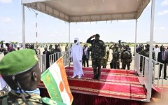 Niamey : le Maréchal Mahamat Idriss Déby Itno accueilli en grande pompe pour une visite d’amitié et de travail au Niger