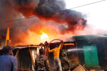 Diffa : une vingtaine de boutiques calcinées dans un incendie au grand marché de la ville