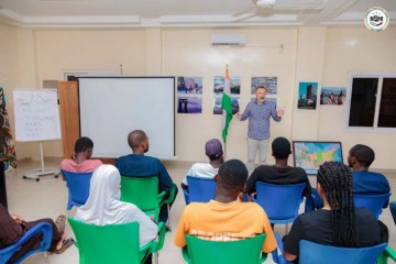 À Niamey, les cours gratuits de russe de l’ONG Ensemble Main dans la Main Niger–Russie (EMMNR) continuent d’attirer de nouveaux apprenants