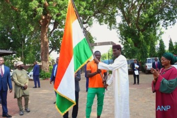 CHAN 2025 : le Premier ministre Lamine Zeine remet le drapeau national aux ambassadeurs du MENA A’