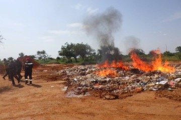 Niamey : plus de 6.400 articles de chicha et 30 tonnes de produits périmés incinérés