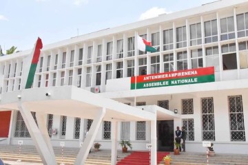 Crise à Madagascar : l’Assemblée nationale défie Andry Rajoelina et vote sa destitution après sa dissolution