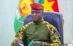 Burkina Faso : après 3 ans de suspension, les partis politiques finalement dissous comme au Mali et au Niger