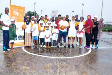 L’Association Super Crack Academy rénove l’esplanade de basket du Stade Général Seyni Kountche de Niamey