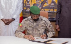 Mali : Assimi Goïta promulgue la loi abrogeant la charte des partis politiques, un tournant majeur dans la vie politique malienne